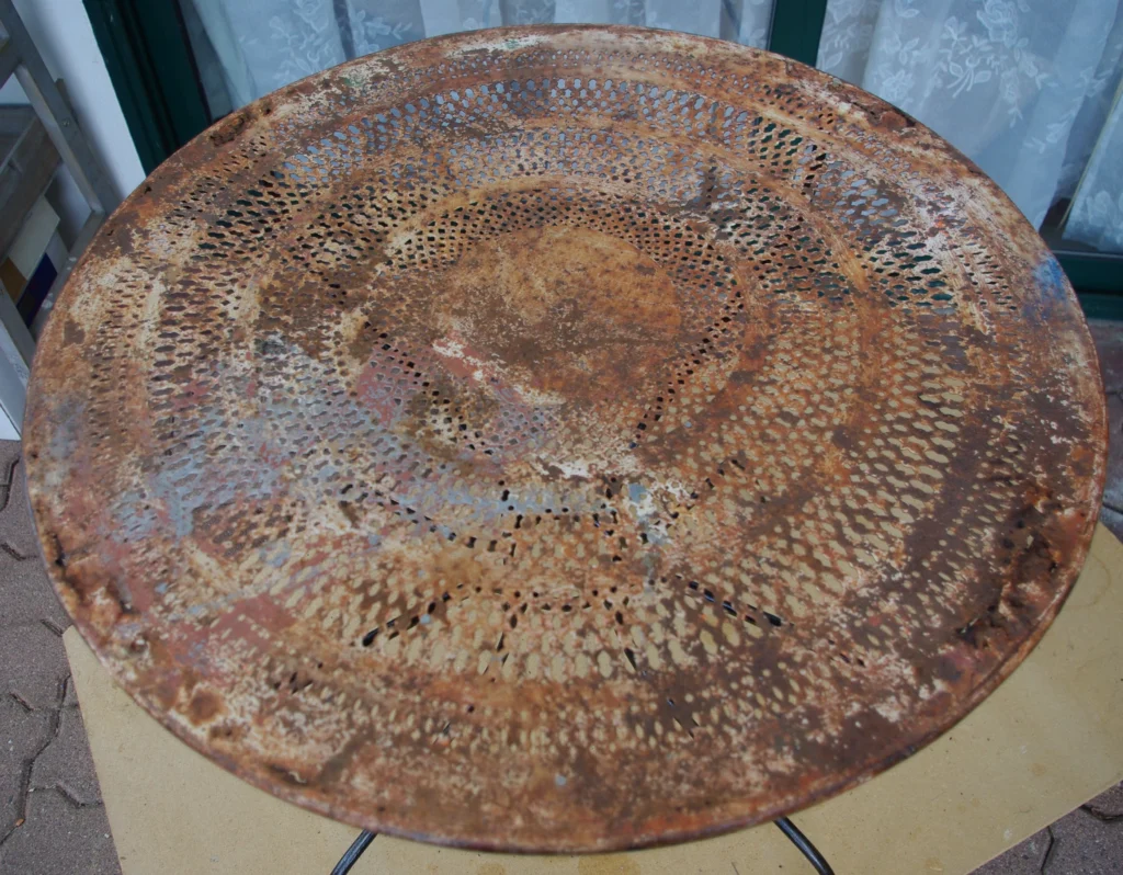 Table en fer rouillée
