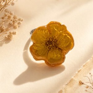 Bague bouton d'or mise en scène