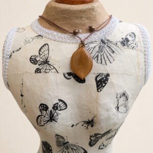 Collier bohème feuille de rosier sur un buste