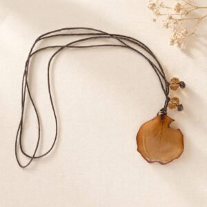 Collier bohème réglable avec un pétale de rose