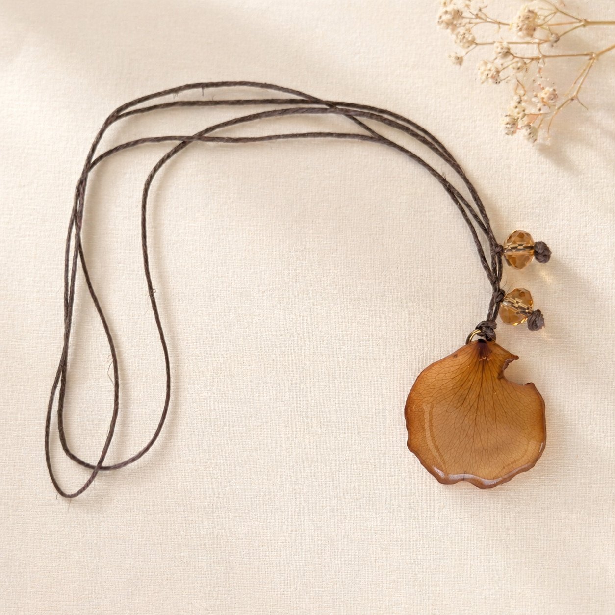 Collier bohème réglable avec un pétale de rose