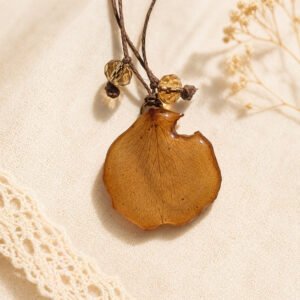 Médaille de pétale de rose en collier