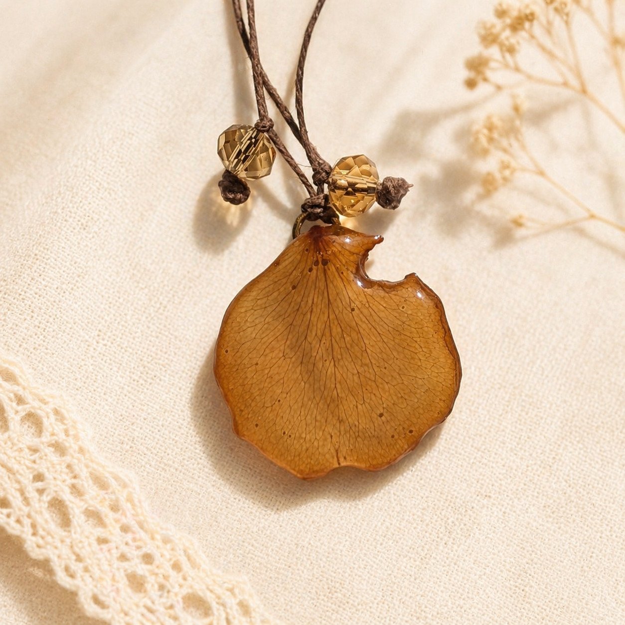 Médaille de pétale de rose en collier