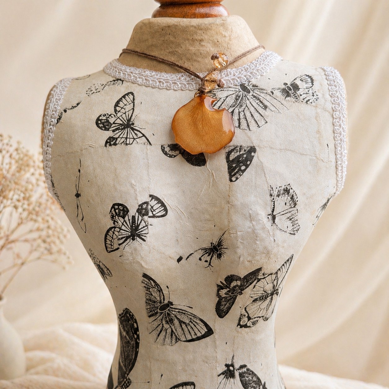 Buste avec collier en pétale de rose