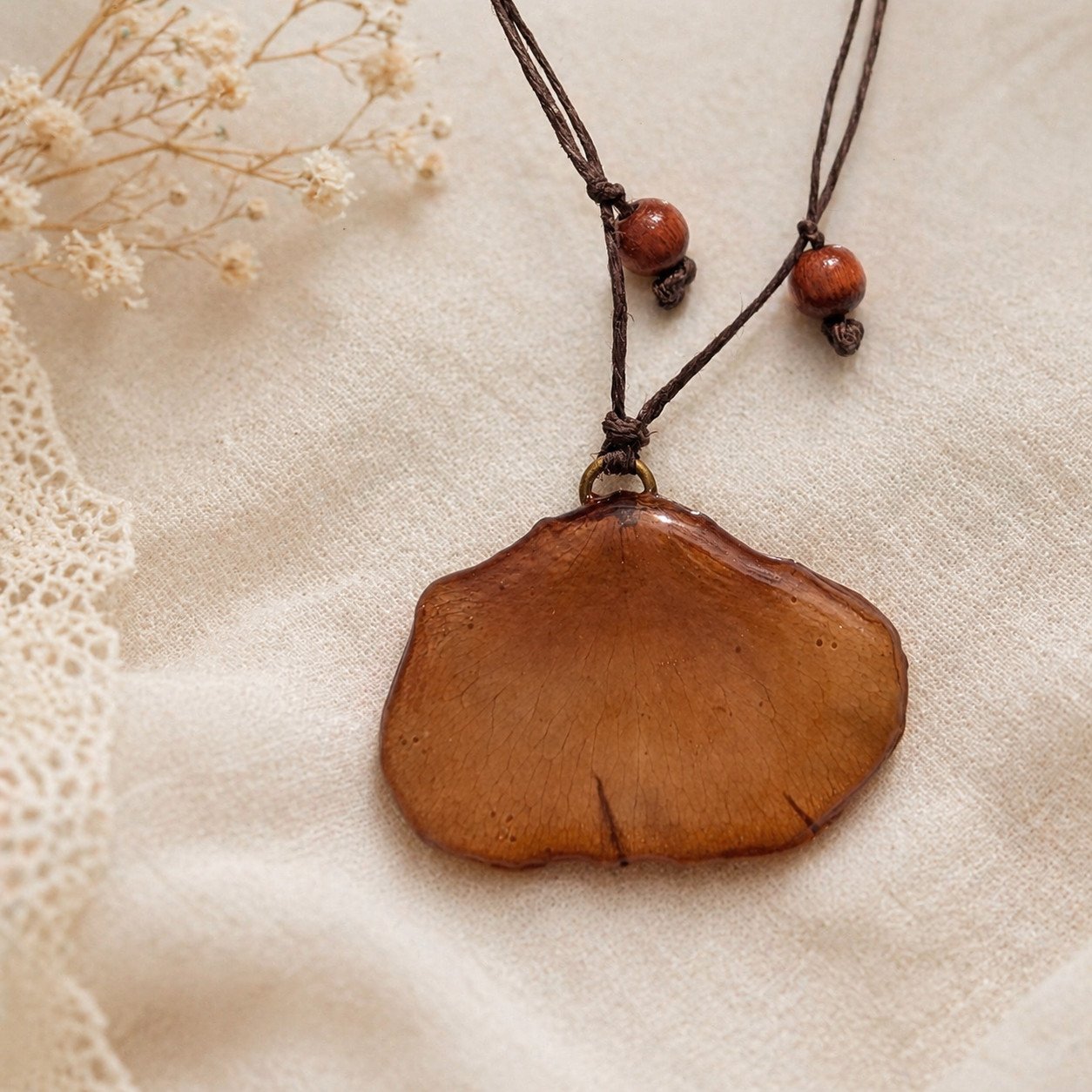 Médaille d'un pétale de rose monté en collier