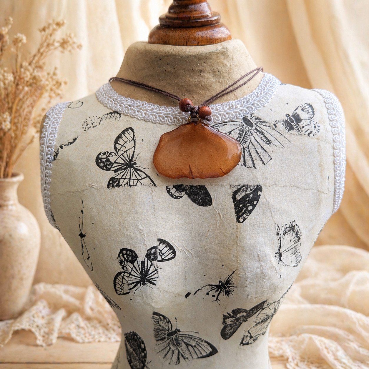 Buste avec un collier bohème en pétale de rose
