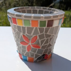 petit pot décoré de mosaïque