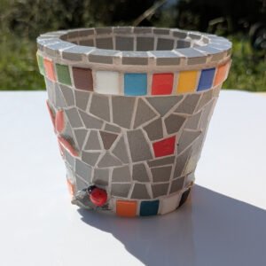 Joli pot de fleurs en pot à crayons