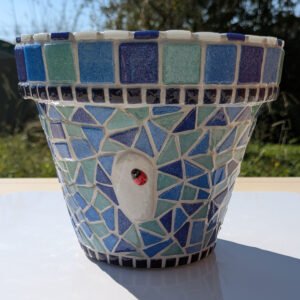Pot de fleurs décoré de mosaïque bleue