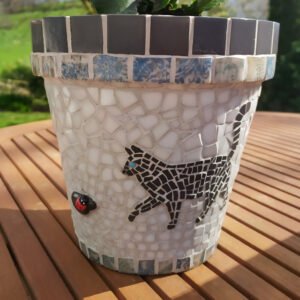 Chat en mosaïque joue avec coccinelle