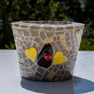 Petit pot décoré avec une coccinelle et de la mosaïque