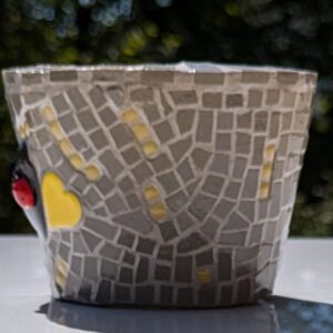 Petit pot décoré de mosaïque grise et jaune