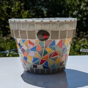 Pot de fleurs en mosaïque multicolore