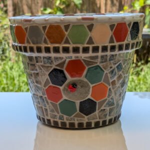 Pot de fleurs en terre cuite décoré de mosaïque