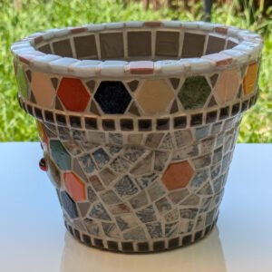 Pot de fleurs en mosaïque colorée