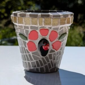 Petit pot de fleurs en mosaïque