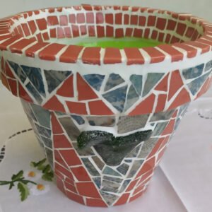 Pot de fleurs en mosaïque bleu et orange