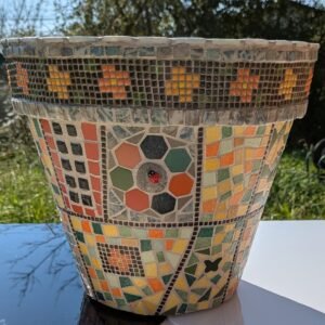 Grand pot de fleurs décoré de mosaïque