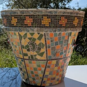 Grand pot de fleurs décoré de mosaïque
