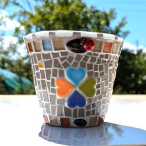 Petit pot de fleurs décoré