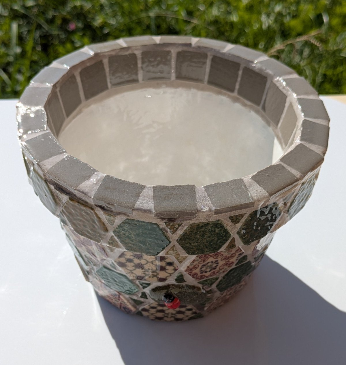 Pot de fleurs en mosaïque hexagonale Zouzou