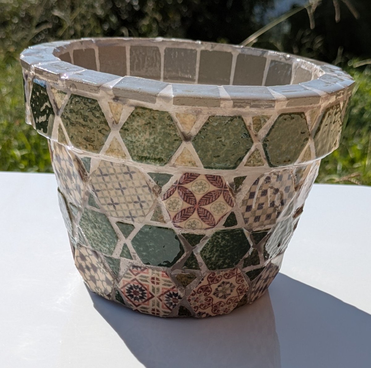 Pot de fleurs décoré avec de la mosaïque