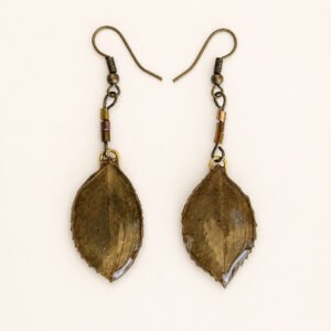 Boucles d'oreilles bohèmes avec des feuilles de rosier résinées