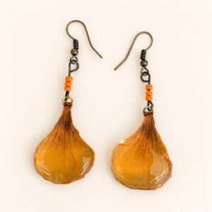 Boucles d'oreille bohèmes avec pétales de capucine orange ambré
