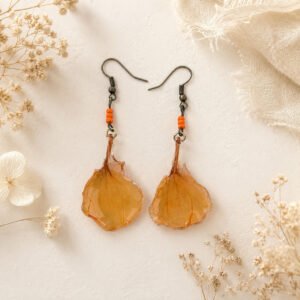 Boucles d'oreilles bohèmes avec des pétales de capucine orange et un décor