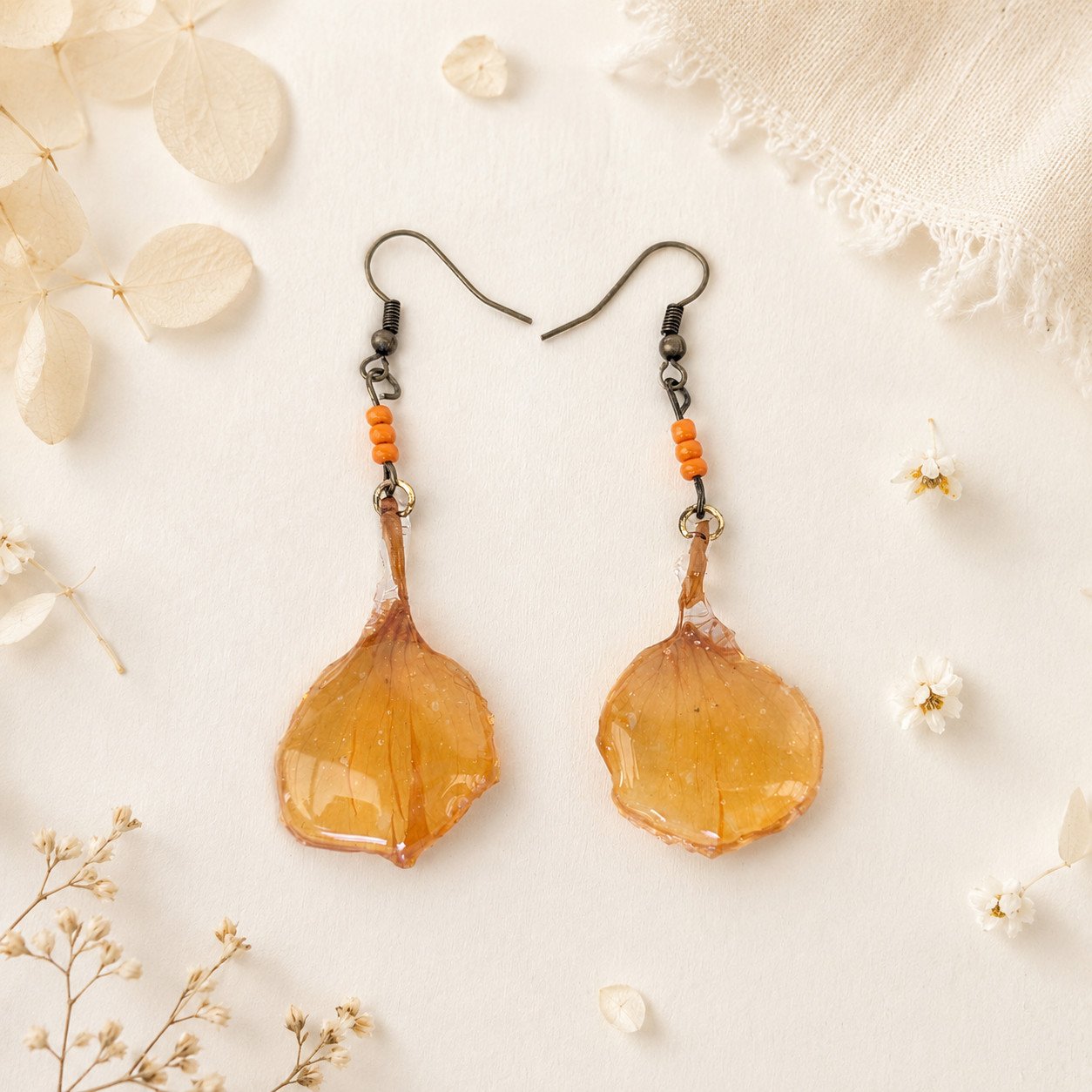Boucles d'oreilles pétales de capucine orange translucide et joli décor