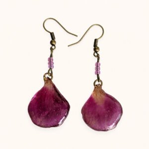 Boucles d'oreilles bohèmes avec des pétales de pélargonium de couleur magenta