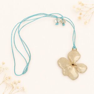 Collier bohème avec une fleur d'hortensia boule