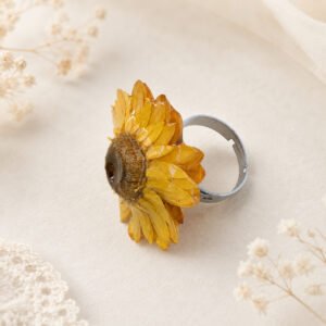 Bague fleur de paille jaune d'or prise de côté