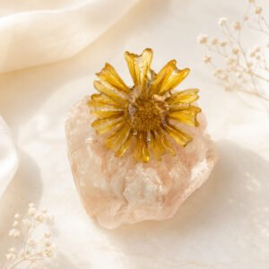 Bague bohème fleur d'anthémis jaune sur cristal rose