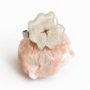 Bague Hortensia boule blanc sur cristal rose