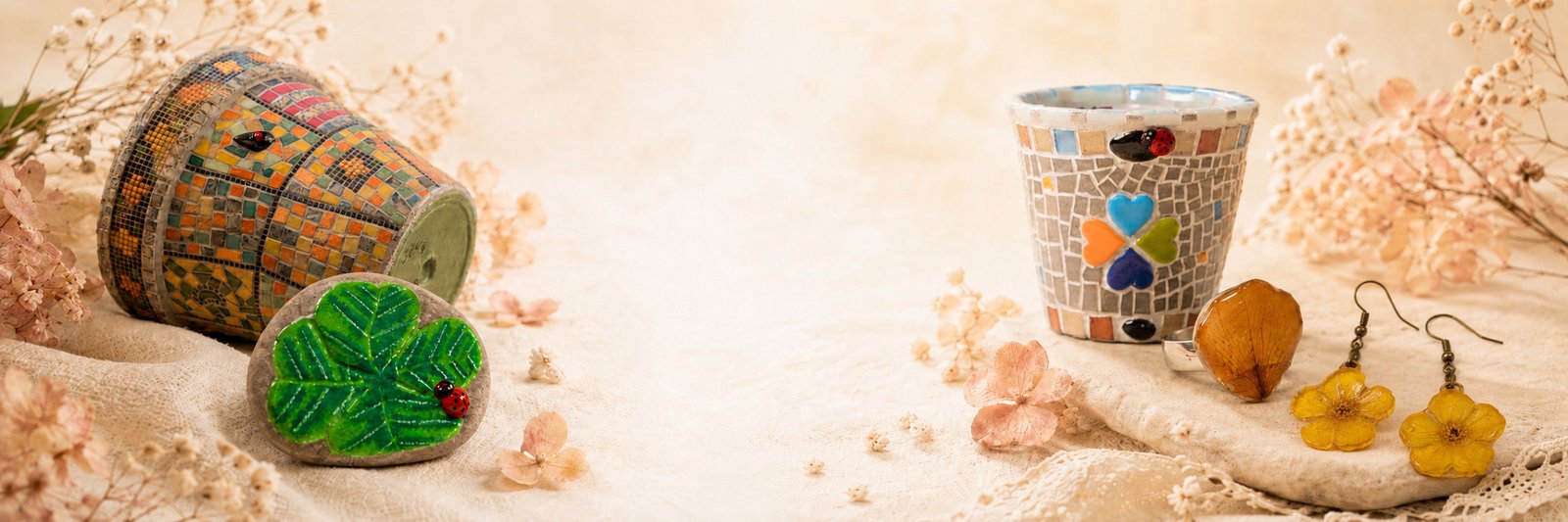 Bannière de la page d'accueil avec pots en mosaïque et bijoux