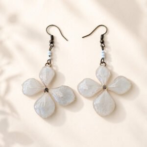 Boucles d'oreilles en hortensia boule ivoire et doux décor