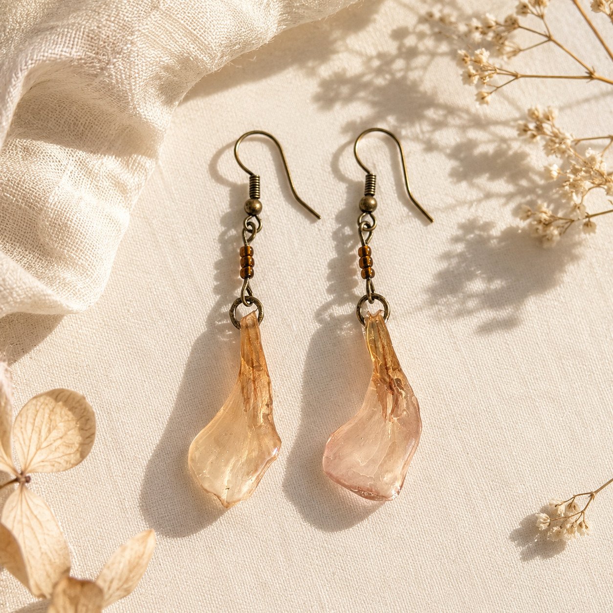 Boucles d'oreilles en pétales de laurier rose avec décor de fond