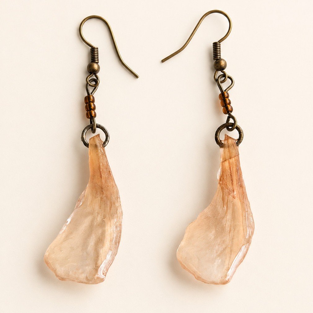 Paire de boucles d'oreilles avec de véritables pétales de laurier rose séchés et résinés