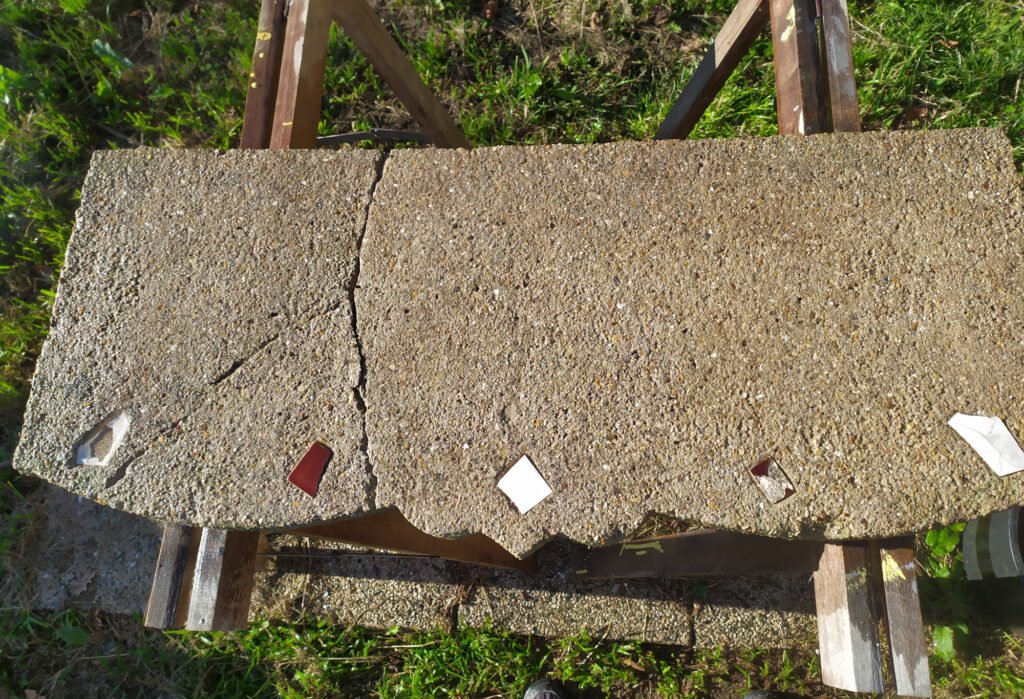 Bordure de jardin abîmée, avant reconstitution