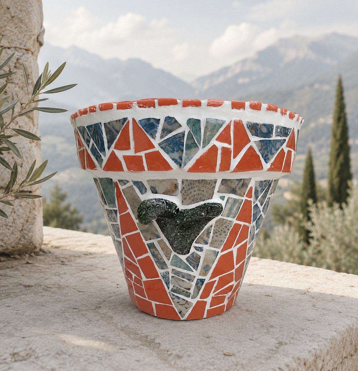 Pot de fleurs en mosaïque avec une tête de bélier en verre